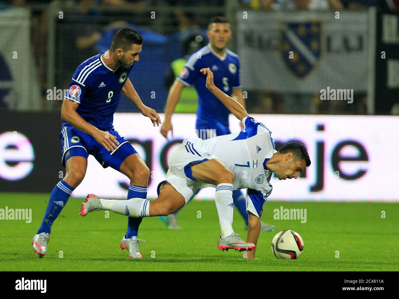 Bosnia S Haris Medunjanin Fights For The Ball Against Israel S Eran Zahavi R During Their Euro 16 Qualifying Soccer Match In Zenica Bosnia And Herzegovina June 12 15 Reuters Dado Ruvic Stock Photo Alamy