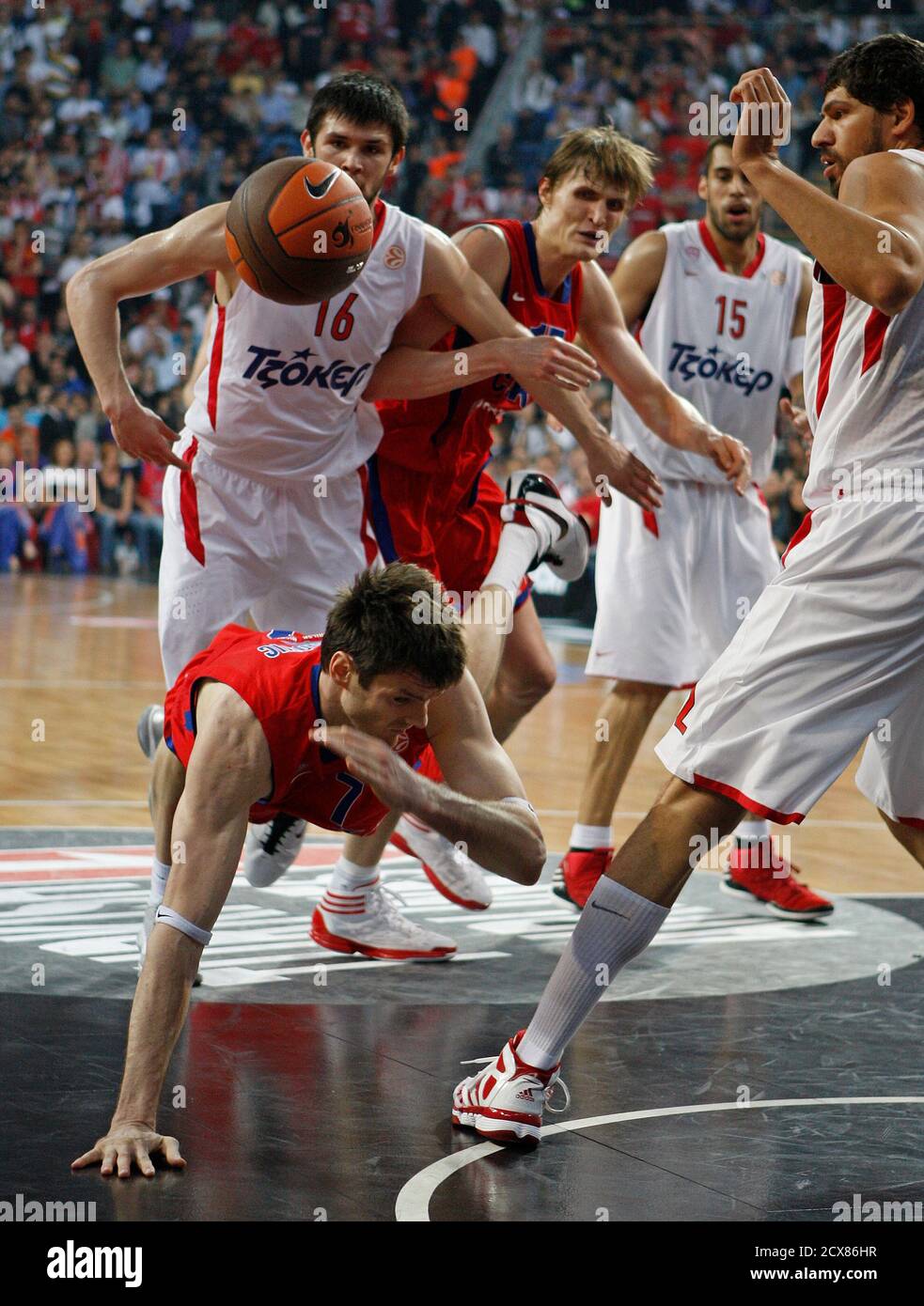 Darjus Lavrinovic (C) of CSKA Moscow fights for the ball against Kostas  Papanikolaou (L) and Lazaros Papadopoulos of Olympiacos during their  Euroleague basketball Final Four final match in Istanbul May 13, 2012.