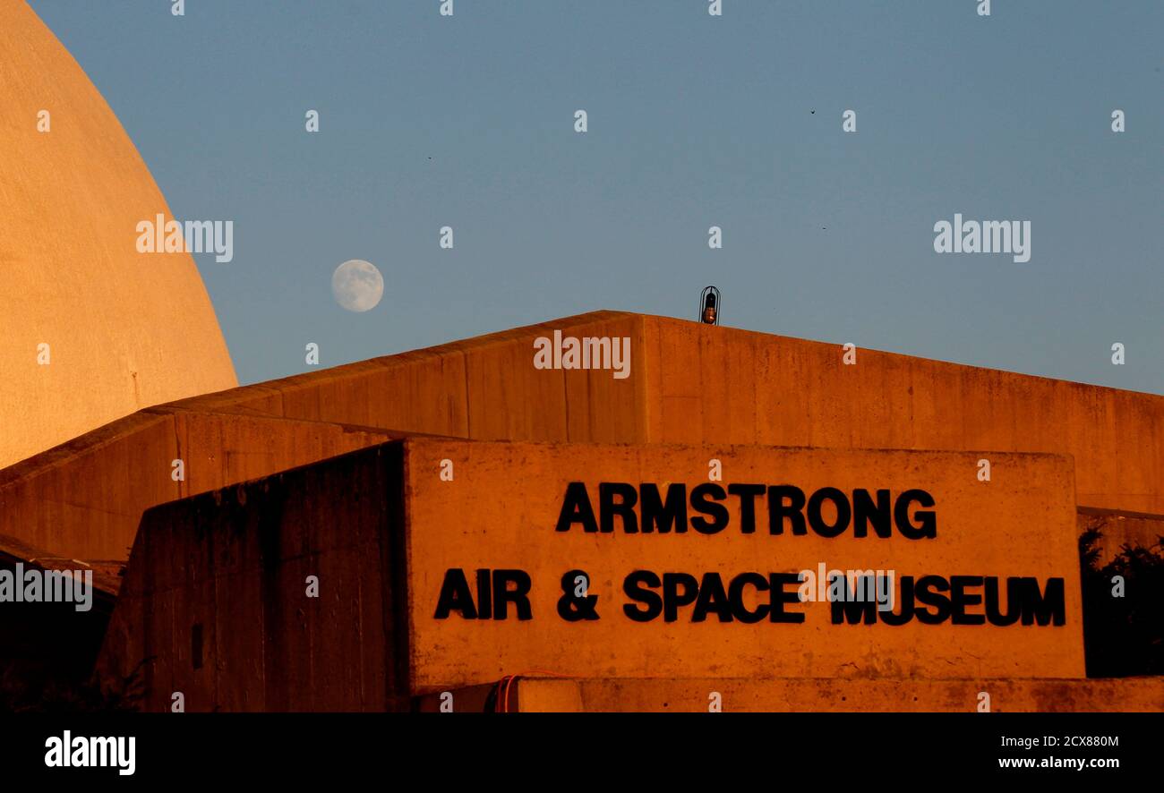 The moon is seen during a public memorial service for U.S. astronaut Neil Armstrong at the Armstrong Air and Space Museum in Wapakoneta, Ohio August 29, 2012. Armstrong, who took a giant leap for mankind when he became the first person to walk on the moon, has died at the age of 82, his family said on Saturday.  REUTERS/Matt Sullivan  (UNITED STATES - Tags: SCIENCE TECHNOLOGY OBITUARY PROFILE) Stock Photo