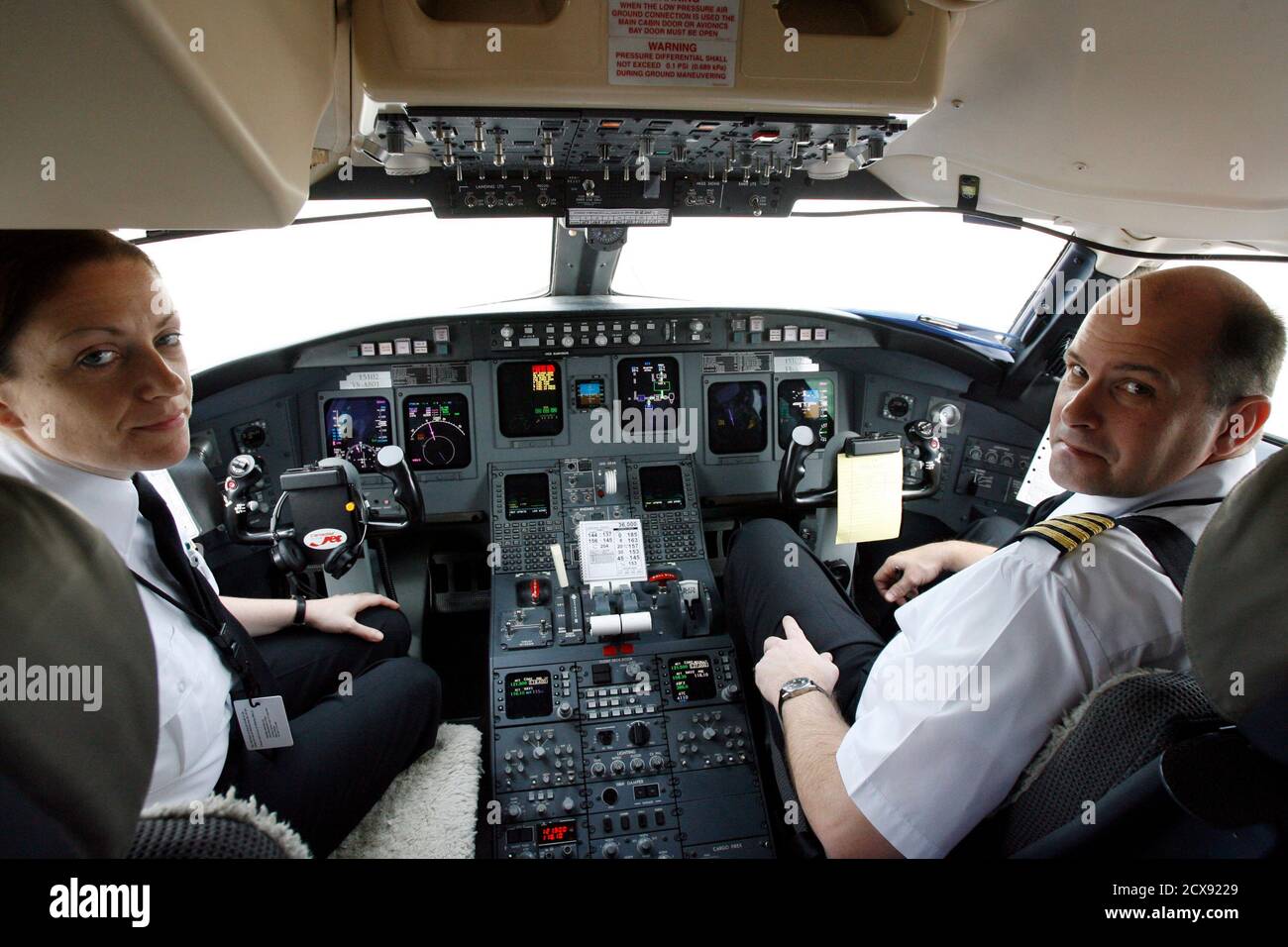 Bombardier crj 900 cockpit hires stock photography and images Alamy