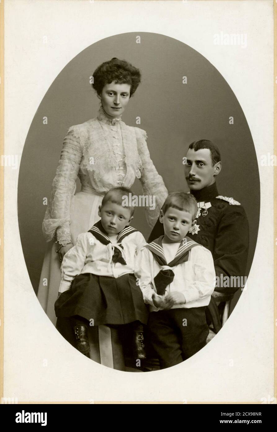 1903 c., Kopenhagen , DENMARK : The future King of Denmark CHRISTIAN X ( 1870 - 1947 , King from 1912 ) with wife future Queen ALEXANDRINE of Mecklenburg-Schwerin ( 1879 - 1952 ) and sons: the future King FREDERICK IX ( 1899 - 1972 ) and prince KNUD ( 1900 - 1976 ) . Photo by Carl Sonne , Copenhagen . Christian was the son of King Frederick VIII ( 1843 - 1912 ) and Louise of Sweden ( of Bernadotte , 1851 - 1926) . -  House of Glücksburg - GLUCKSBURG - DANIMARCA - FRIEDRICH - FOTO STORICHE - HISTORY - danish royalty - nobili - nobiltà danese - portrait - ritratto - baffi - moustache - collar - Stock Photo