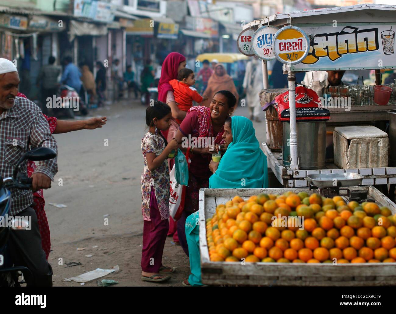 Page 2 India Muslims High Resolution Stock Photography And Images Alamy