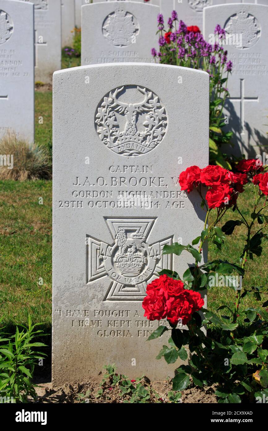 Grave of the Scottish Victoria Cross recipient captain James Anson Otho Brooke (1884-1914) at Zantvoorde British Cemetery in Zonnebeke, Belgium Stock Photo