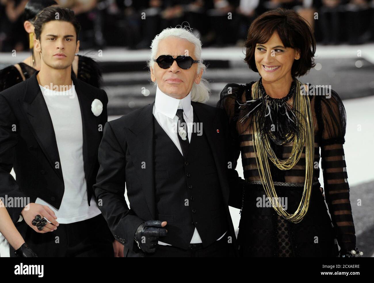 German designer Karl Lagerfeld (C) appears with French fashion designer and  former top model Ines de