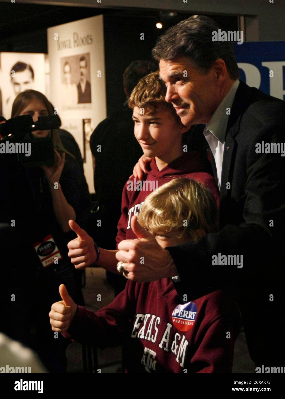 Republican presidential candidate Rick Perry poses with young supporters at the Glenn Miller museum at a campaign stop in Clarinda, Iowa December 27, 2011. REUTERS/Rick Wilking (UNITED STATES - Tags: POLITICS) Stock Photo
