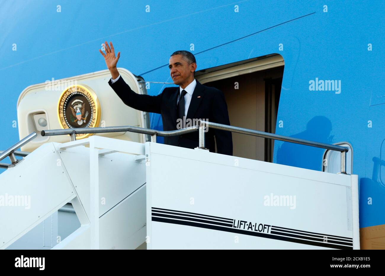U.S. President Barack Obama waves from Air Force One as he arrives in Brisbane November 15, 2014. Obama will join other leaders at the G20 Summit being held here over two days.   REUTERS/Kevin Lamarque  (AUSTRALIA - Tags: POLITICS BUSINESS) Stock Photo