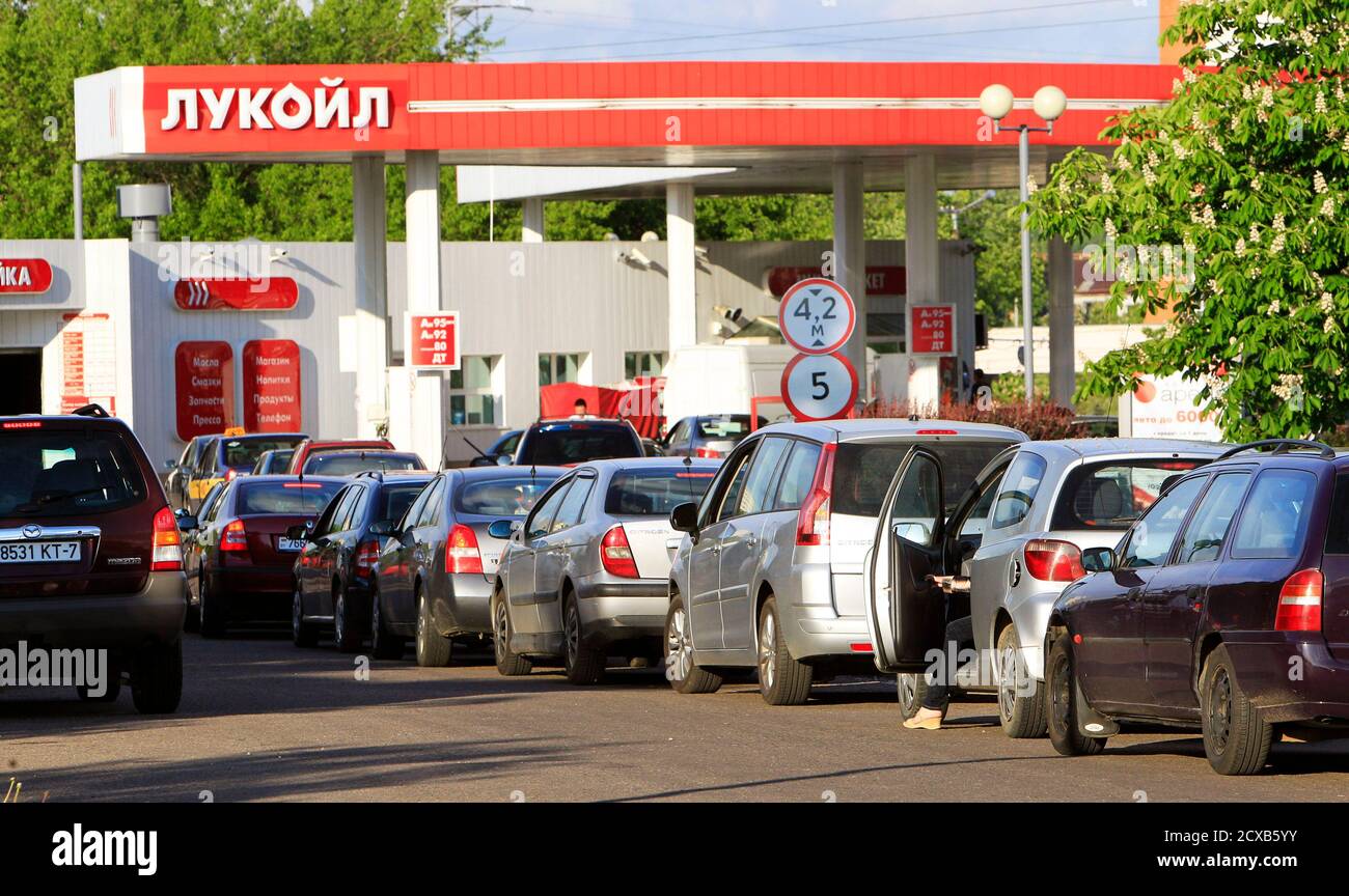 Petrol stations queue hi-res stock photography and images - Alamy