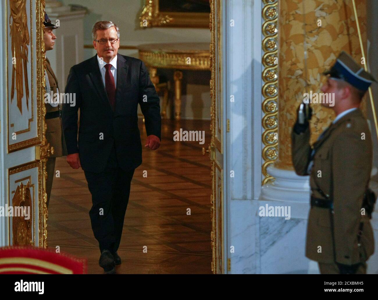 Newly Sworn In Polish President Bronislaw Komorowski Arrives At The Royal Castle To Receive The Presidential Insignia In Warsaw August 6 2010 Komorowski A Moderate Conservative From The Ruling Civic Platform Po Defeated