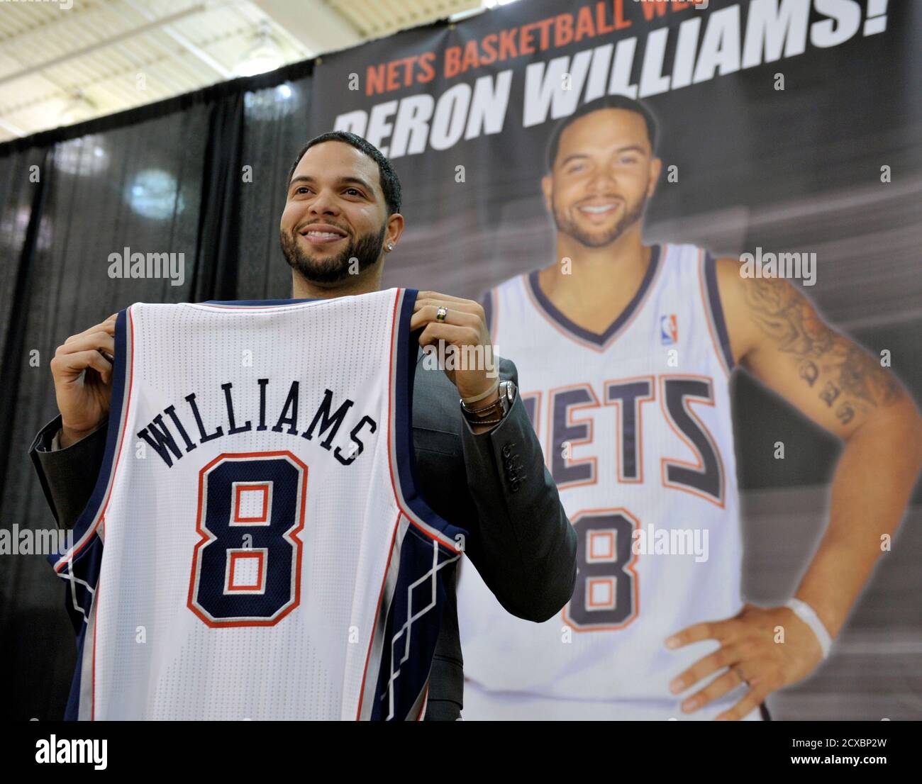 Лейблы на одежду. Картинка ключи от лета. 4 socks. Sneakers with suit mistake. Eazy-e nike.