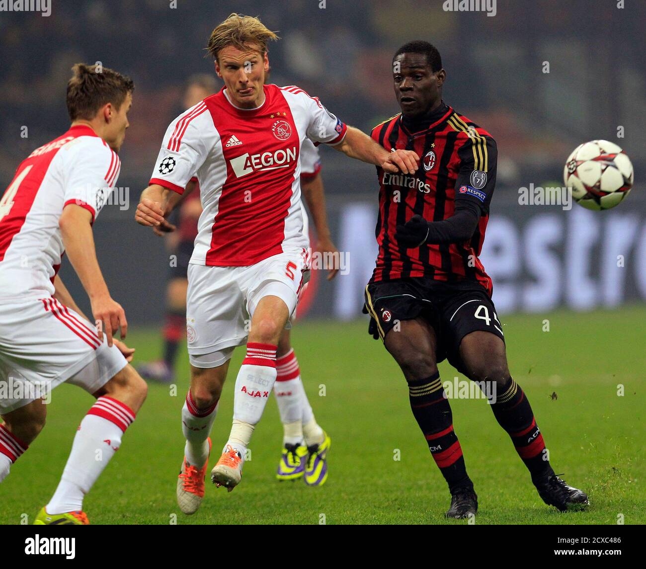 ejer møde Geografi AC Milan's Mario Balotelli (R) fights for the ball with Ajax Amsterdam's Christian  Poulsen (C) and Niklas Moisander during their Champions League group H  soccer match at the San Siro stadium in