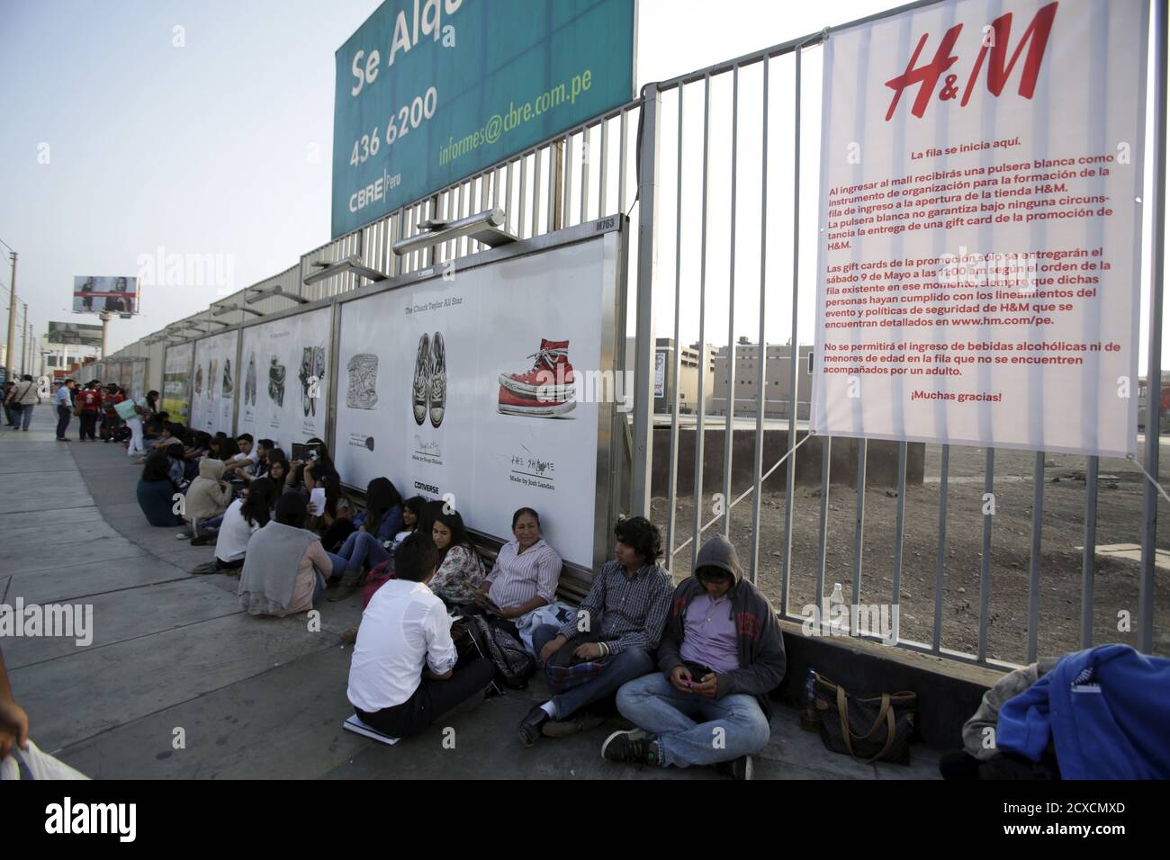 Shoppers queue to attend the opening of the first store of Sweden's H&M in  Peru, outside the Jockey Plaza mall in Lima, May 8, 2015. The H&M store  will open its doors