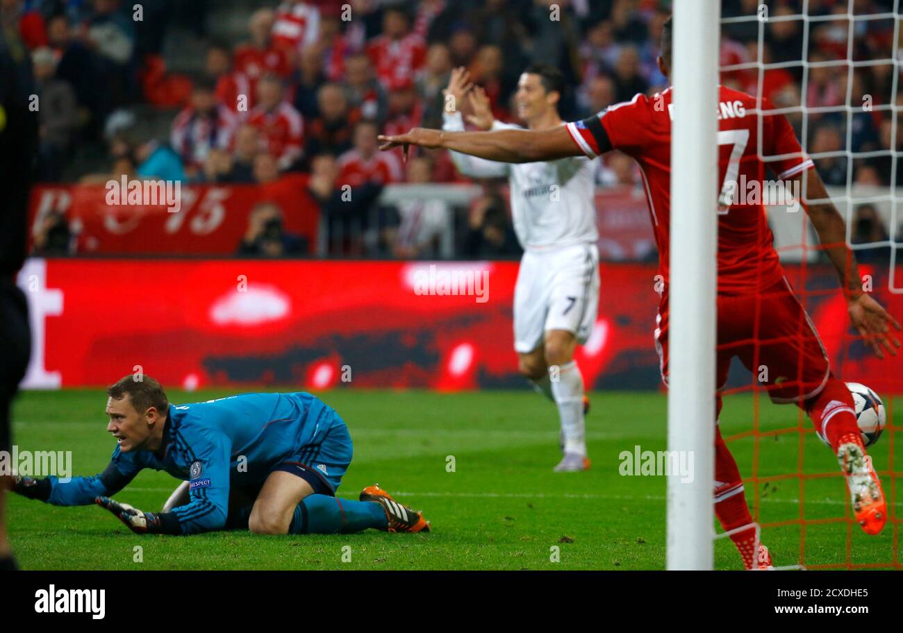 Bayern Munich's goalkeeper Manuel Neuer (L) reacts after Real Madrid's Cristiano  Ronaldo (background) scored a goal during the Champion's League semi-final  second leg soccer match in Munich April 29, 2014. REUTERS/Kai Pfaffenbach (