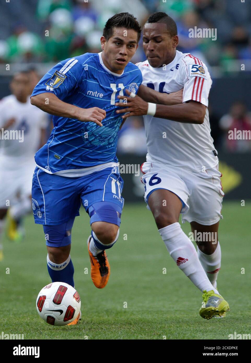 El Salvador S Rodolfo Zelaya Fights For The Ball With Cuba S Reysander Fernandez R During Their Concacaf