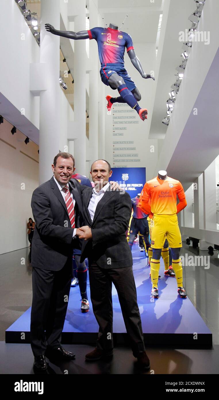 Perceptueel Trekken Speciaal Barcelona's President Sandro Rosell (L) and Nike's Iberia President Marcos  Garzo pose with the new FC Barcelona jerseys for the 2012-2013 season  during a presentation at MACBA Museum in Barcelona May 22,