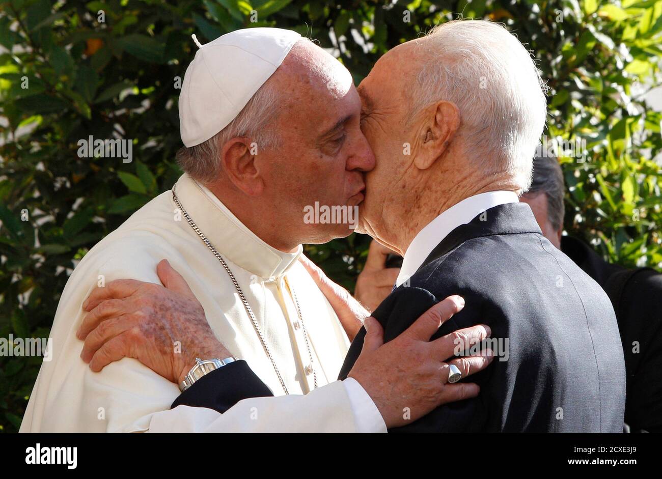 Pope Francis kisses Israeli President Shimon Peres (R) as he arrives at the  Vatican June 8, 2014. REUTERS/Riccardo De Luca/Pool (VATICAN - Tags:  RELIGION POLITICS TPX IMAGES OF THE DAY Stock Photo -