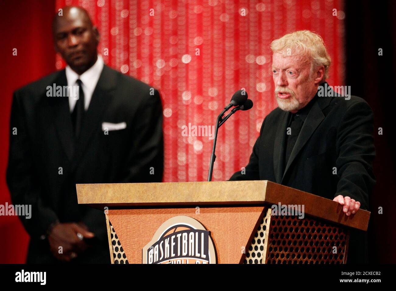 Hall of Fame player Michael Jordan presents Nike co-founder Phil Knight (R)  during the 2012 Naismith Memorial Basketball Hall of Fame enshrinement  ceremony in Springfield, Massachusetts, September 7, 2012. REUTERS/Dominick  Reuter (UNITED