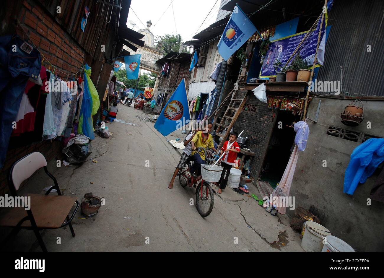 Cambodia phnom penh slum area hi-res stock photography and images - Alamy