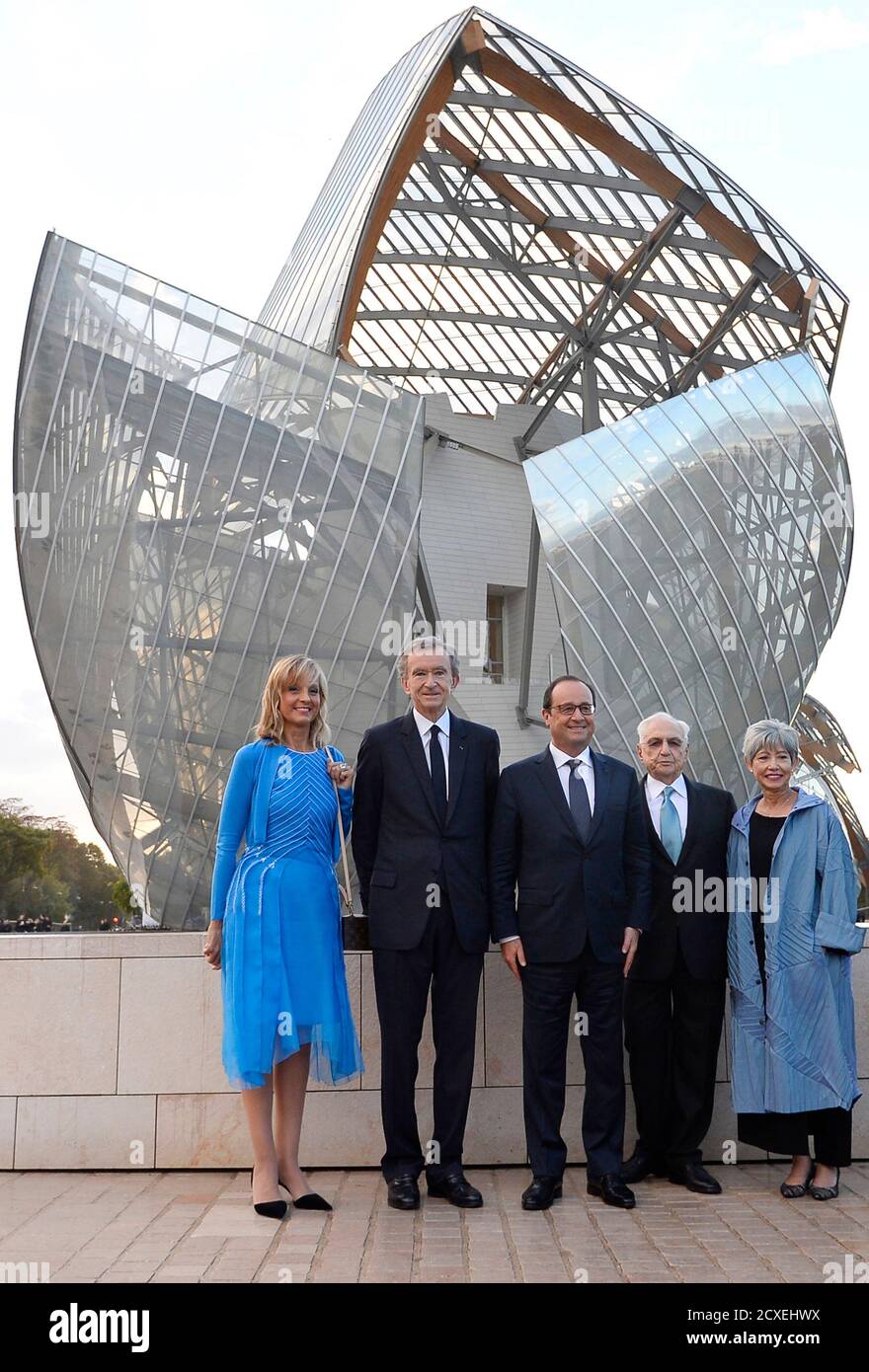 From L-R, pianist Helene Arnault, wife of LVMH luxury group Chief Executive Bernard  Arnault, French President Francois Hollande, U.S. architect Frank Gehry and  his wife Berta Isabel Aguilera pose outside the Fondation