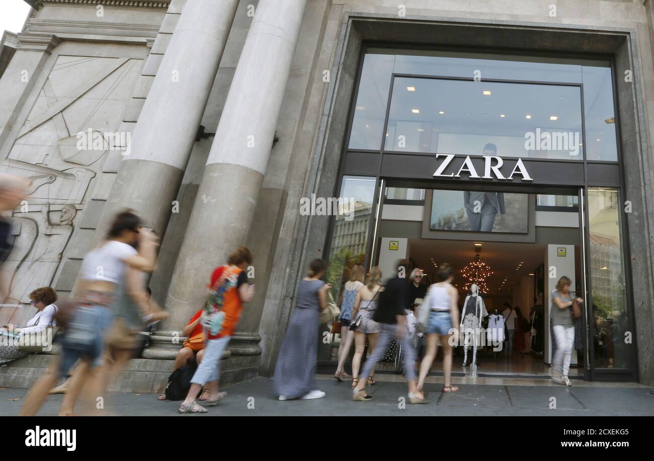 People walk inside a Zara shop (Inditex group) at Passeig de Gracia street  in Barcelona, Spain, June 10, 2015. Spain's Inditex, the owner of Zara  fashion stores, reported a better than expected