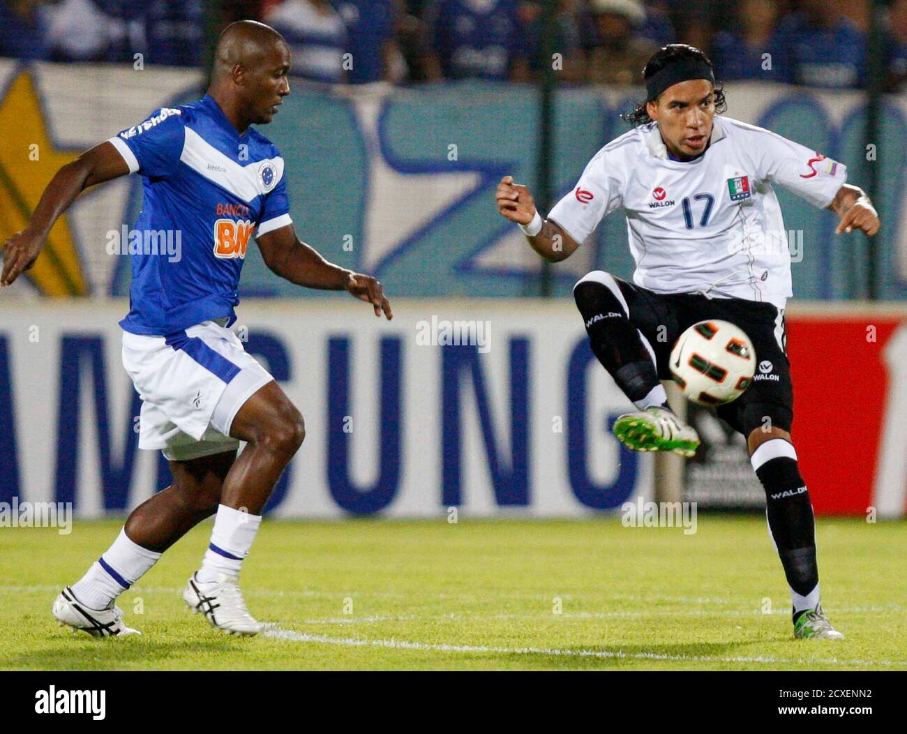 Dayro Moreno R Of Colombia S Once Caldas Controls The Ball Next To Gilberto Of Brazil S Cruzeiro During Their Copa Libertadores Soccer Match In Sete Lagoas 70 Km 43 Miles From Belo Horizonte