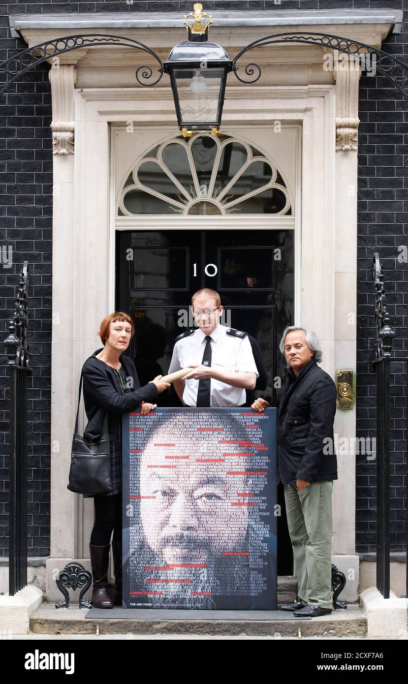 British artists Anish Kapoor (R) and Cornelia Parker hand in a petition  signed by many of Britain's most prominent artists to demand the release of  Chinese artist Ai Wei Wei to 10