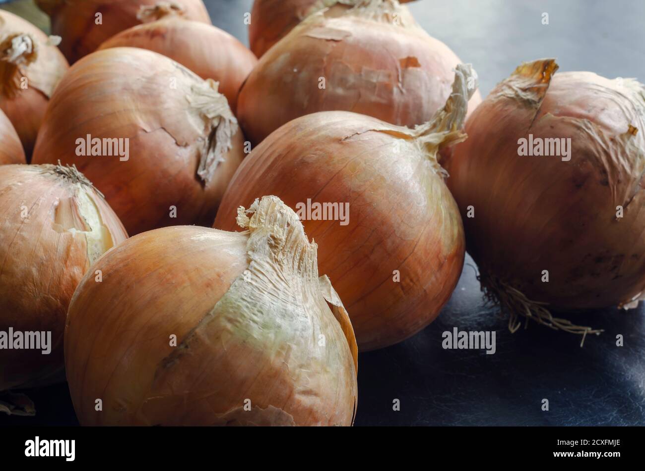 Unpeeled round brown onions hi-res stock photography and images - Alamy
