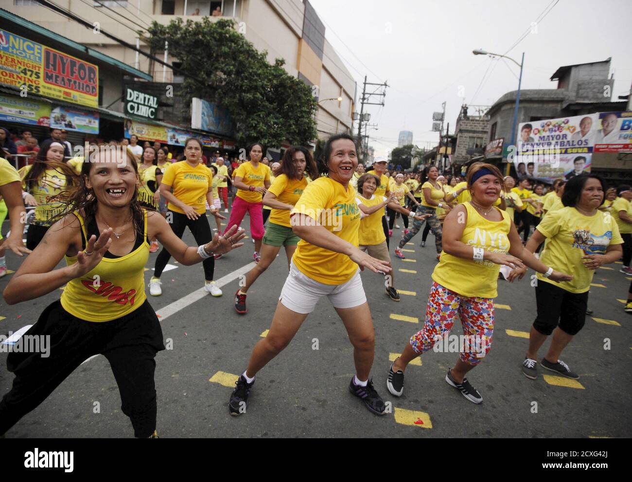 Health enthusiasts dance to high tempo music as they  participate in a Guinness World Records attempt for the largest Zumba class held along the main streets of Mandaluyong city, metro Manila, July 19, 2015. Mandaluyong city achieved the Guinness World Records for the largest Zumba class with an official tally of 12,975 people simultaneously doing Zumba, overthrowing Cebu City's record of 8,232 people held in October 2014, a Guinness World Records official said.      REUTERS/Lorgina Minguito Stock Photo