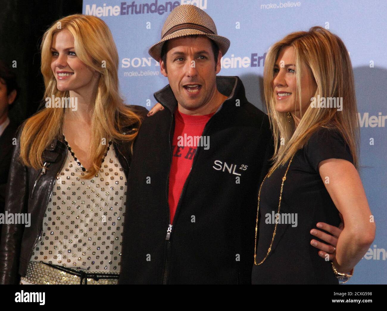 Cast Members Brooklyn Decker L R Adam Sandler And Jennifer Aniston Pose To Present The Movie Meine Erfundene Frau Just Go With It In Berlin February 21 2011 The Film Opens In German