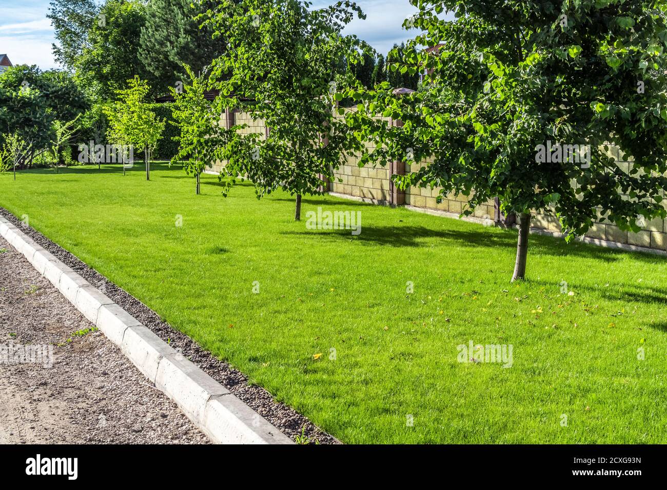 Trimmed grass border hi-res stock photography and images - Alamy