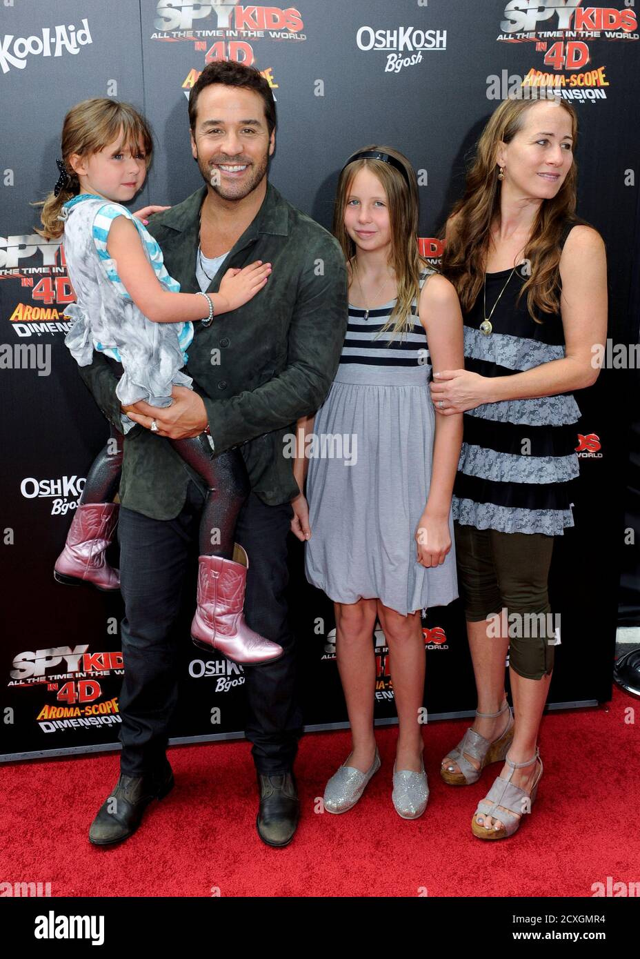 Cast Member Jeremy Piven L Arrives With His Two Nieces And Sister At The Spy Kids All The Time In The World In 4d Premiere In Los Angeles California July 31 11 Cast Member Jeremy Piven L Arrives With His Two Nieces And Sister At The Spy Kids All The Time In The World In 4d Premiere In Los Angeles California July 31 11
