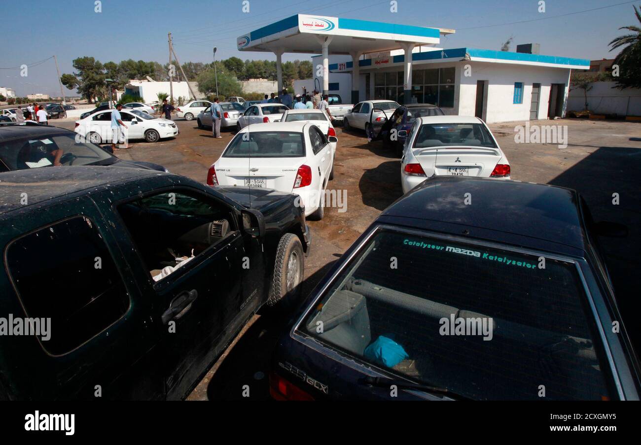 Motorists wait outside a gasoline station in the strategic coastal city of Zawiyah, August 20, 2011. Libyan rebels tried to ease petrol shortages in the coastal strip west of Tripoli by distributing free fuel.   REUTERS/Bob Strong  (LIBYA - Tags: CONFLICT POLITICS BUSINESS) Stock Photo
