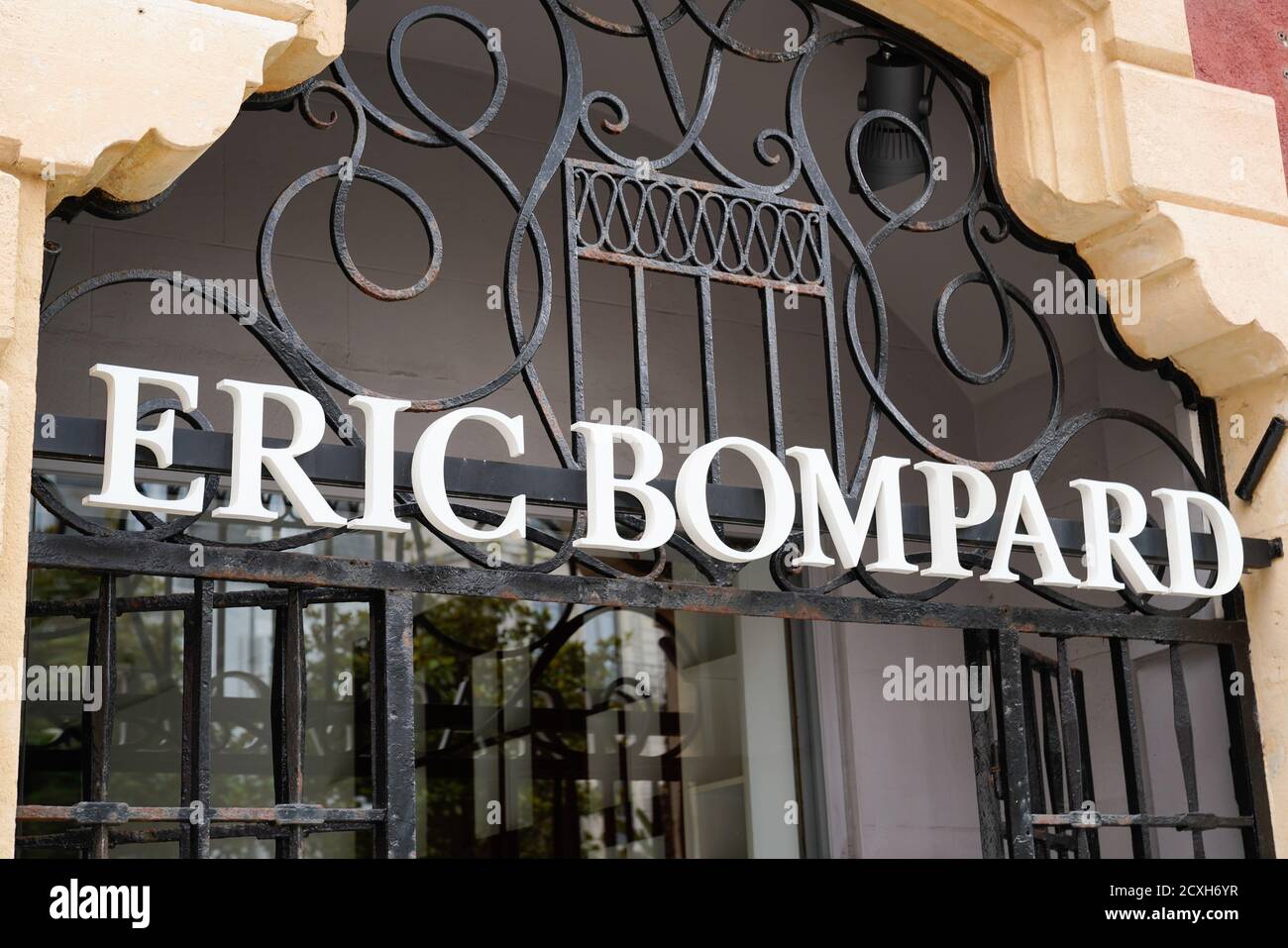 Bordeaux , Aquitaine / France - 09 25 2020 : Eric bompard text sign and  logo front of luxury store French House boutique of Kashmir shop Stock  Photo - Alamy