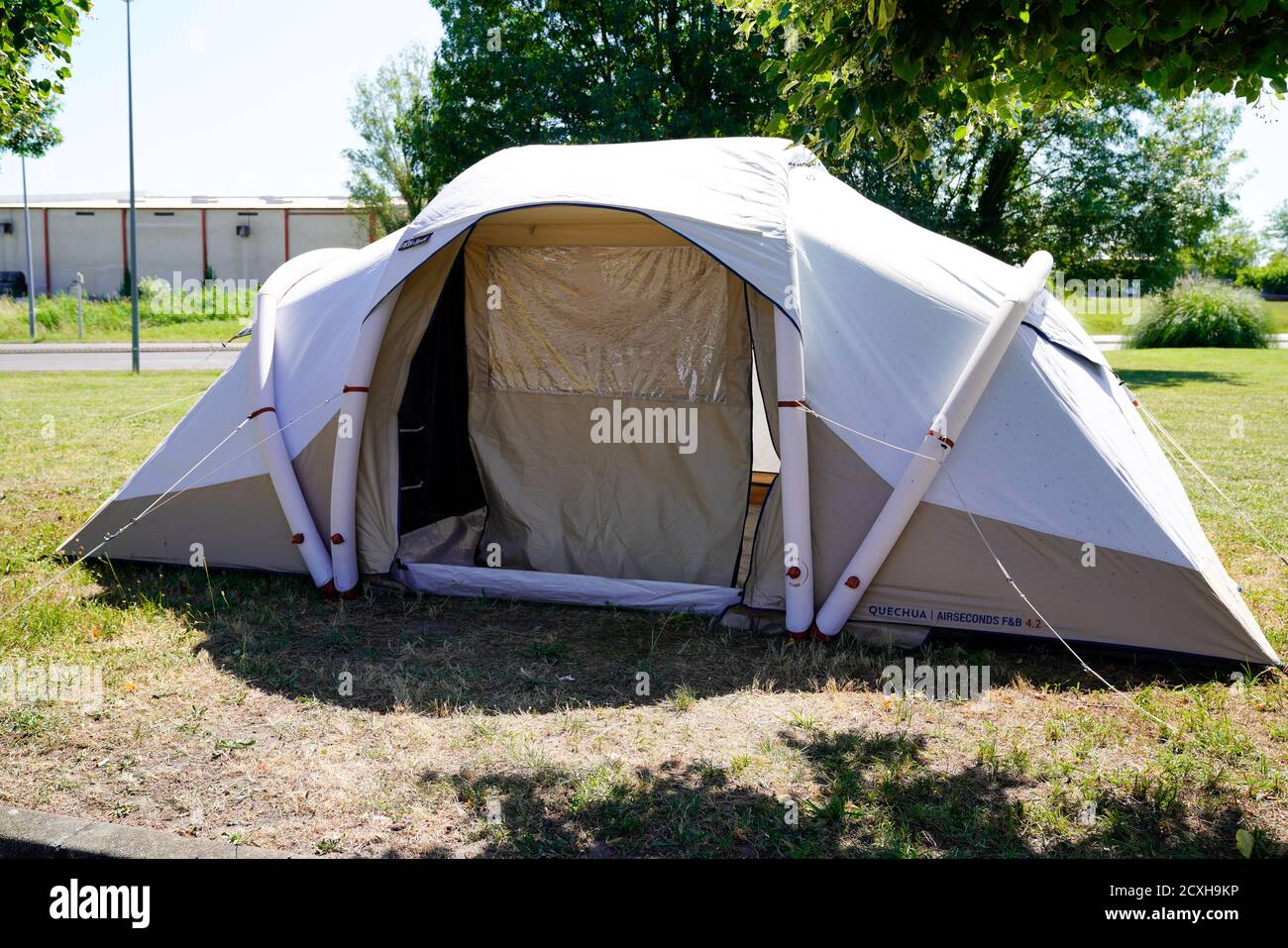Bordeaux , Aquitaine / France - 09 25 2020 : Decathlon quechua airseconds  f&b 4.2 tourist camping tent inflatable new model Stock Photo - Alamy
