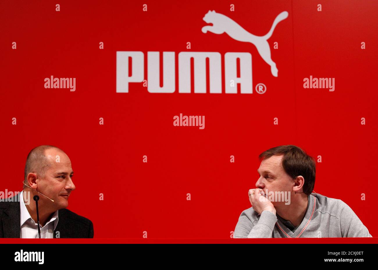 años General obvio Bjoern Gulden (R), CEO of German sportswear company Puma talks to CFO  Michael Laemmermann before the company's annual news conference in  Herzogenaurach February 20, 2014. Puma hopes a raft of high-profile signings