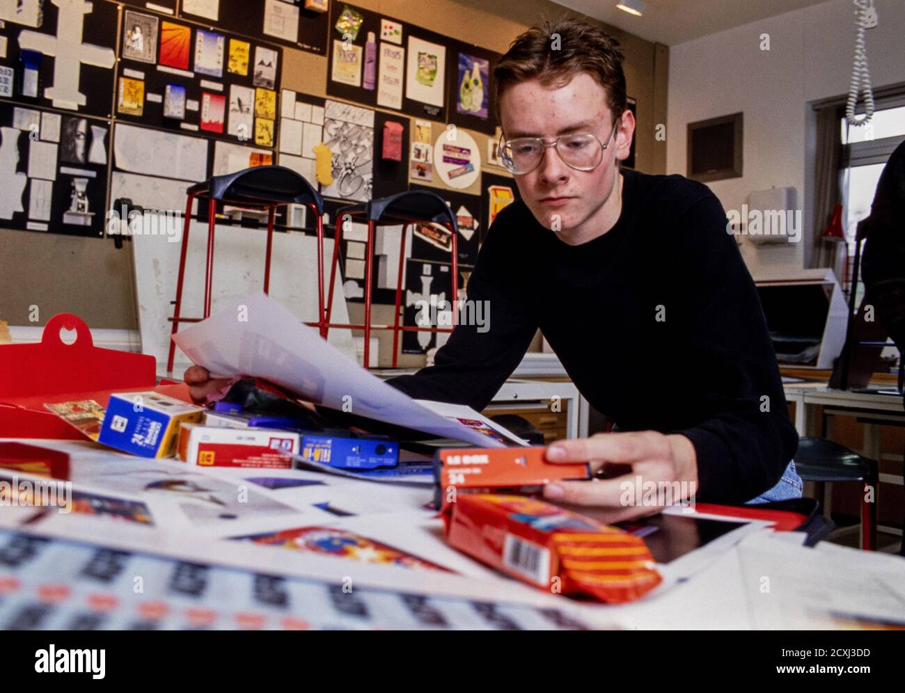 Sixth form student Simon Smith working on an NVQ art and design project at John Ruskin College in Croydon. 11 January 1993. Photo: Neil Turner Stock Photo