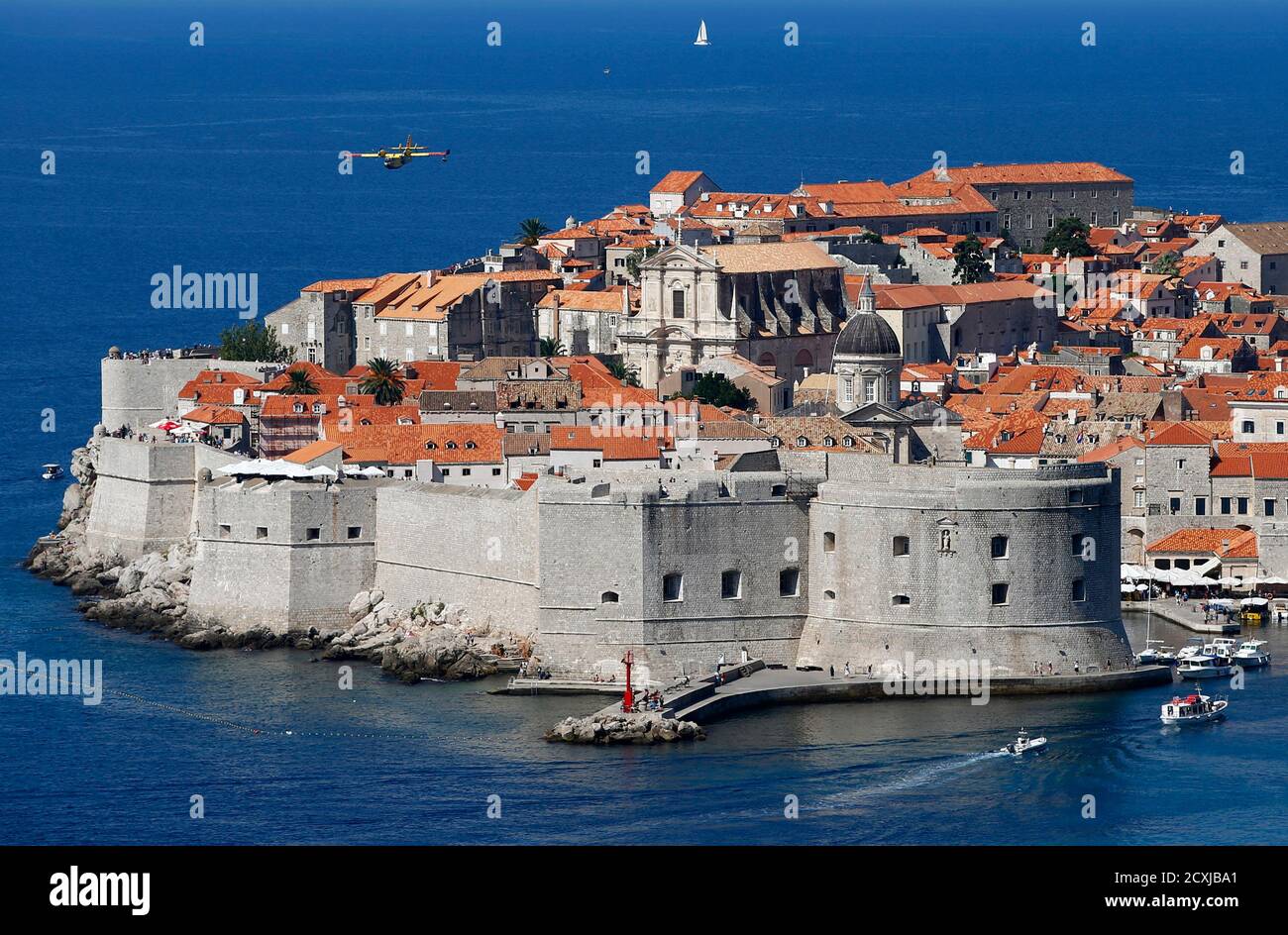 A panoramic view is seen of Croatia's UNESCO protected medieval town of Dubrovnik August 28, 2012. From July, tourists and truckers will have to cross the external borders of the EU to go from one part of Croatia to another, negotiating long, costly queues and strict customs checks twice within the space of 20 km. Croatia is hoping the EU will pay for a bridge, bypassing Neum and unifying the country. Picture taken August 28, 2012. To Match Feature CROATIA-EU/BOSNIA REUTERS/Marko Djurica (CROATIA - Tags: POLITICS CITYSPACE) Stock Photo