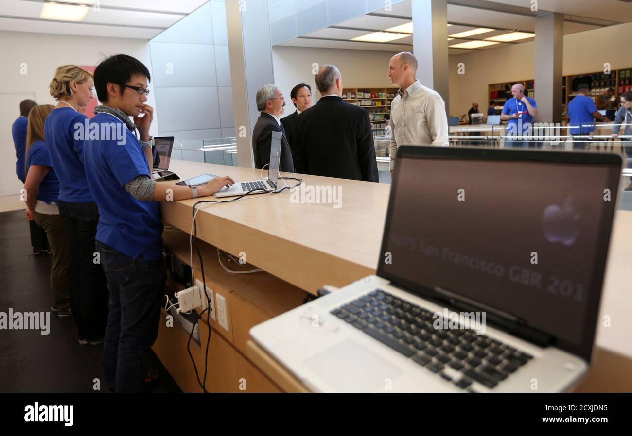 Apple Store Genius Bar Hi Res Stock Photography And Images Alamy