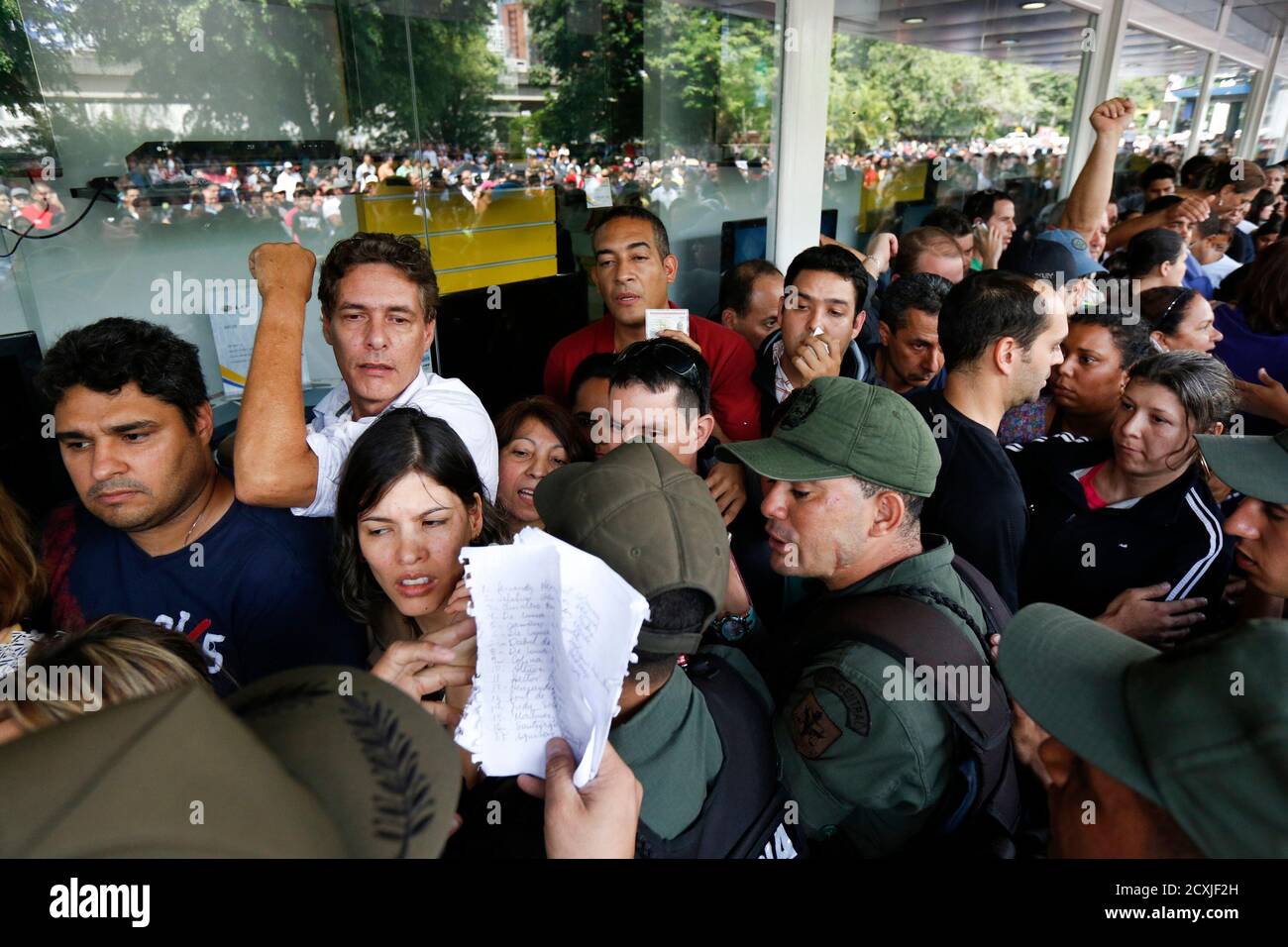 Shoppers outside a Daka store as they wait to shop for electronic goods in Caracas November 9, 2013. Venezuelan President Nicolas Maduro ordered the military "occupation" of a chain electronic