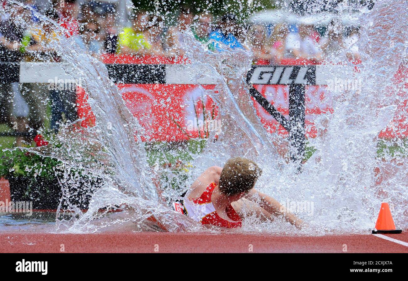 Meter steeplechase final hires stock photography and images Alamy