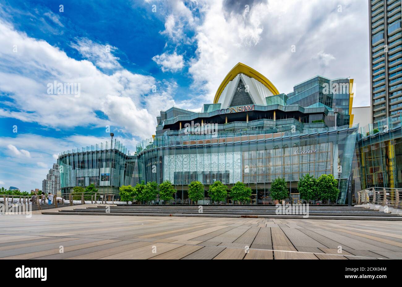 Iconsiam,Thailand -Oct 30,2019: People can seen having their meal at  Iconsiam shopping mall,it is offers high-end brands and an indoor floating  market Stock Photo - Alamy