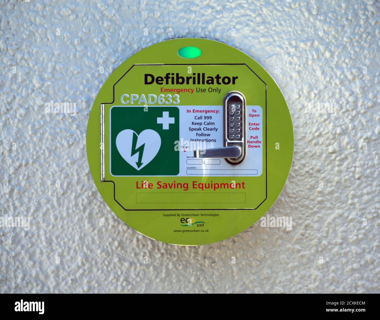 Defibrillator. The Station Inn, Oxenholme, Kendal, Cumbria, England, United kingdom, Europe. Stock Photo
