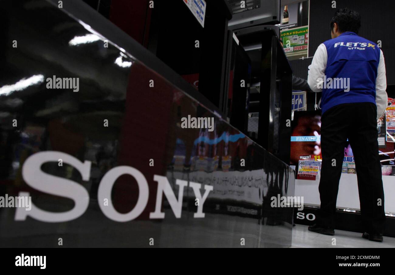 Sony Corp's logo is pictured at an electronics store in Tokyo November 2,  2011. Sony on Wednesday slashed its full-year operating profit outlook by  90 percent to its lowest level in three
