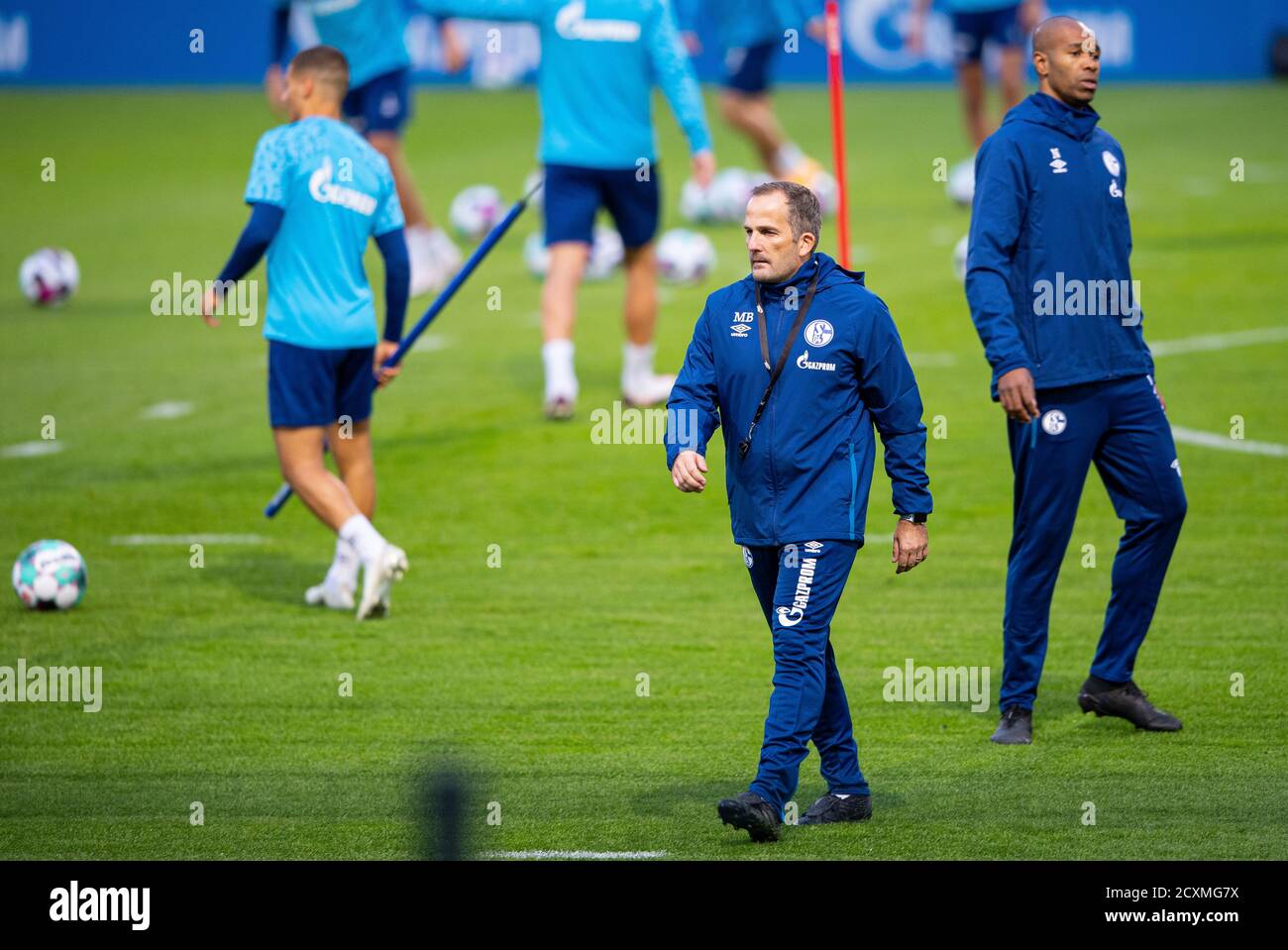 30 September 2020, North Rhine-Westphalia, Gelsenkirchen: Football; Bundesliga; training of FC Schalke 04. Schalke's coach Manuel Baum (l) and Schalke's member of the coaching staff Naldo are walking across the field during training. FC Schalke 04, a Bundesliga soccer team that has been in financial and sporting difficulties, has found a successor for Wagner in the former Augsburg coach Baum. The 41-year-old receives a contract until June 30, 2022 and is to lead the traditional club out of its deep crisis. Schalke made the announcement on Wednesday. 'With Baum, we have been able to win an abso Stock Photo