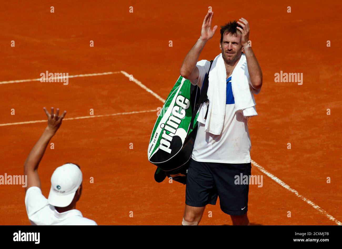 Germany's Christopher Kas (R) and team captain Carsten Arriens acknowledge  the crowd as they leave after losing their Davis Cup tennis doubles match  against Argentina's Horacio Zeballos and David Nalbandian in Buenos