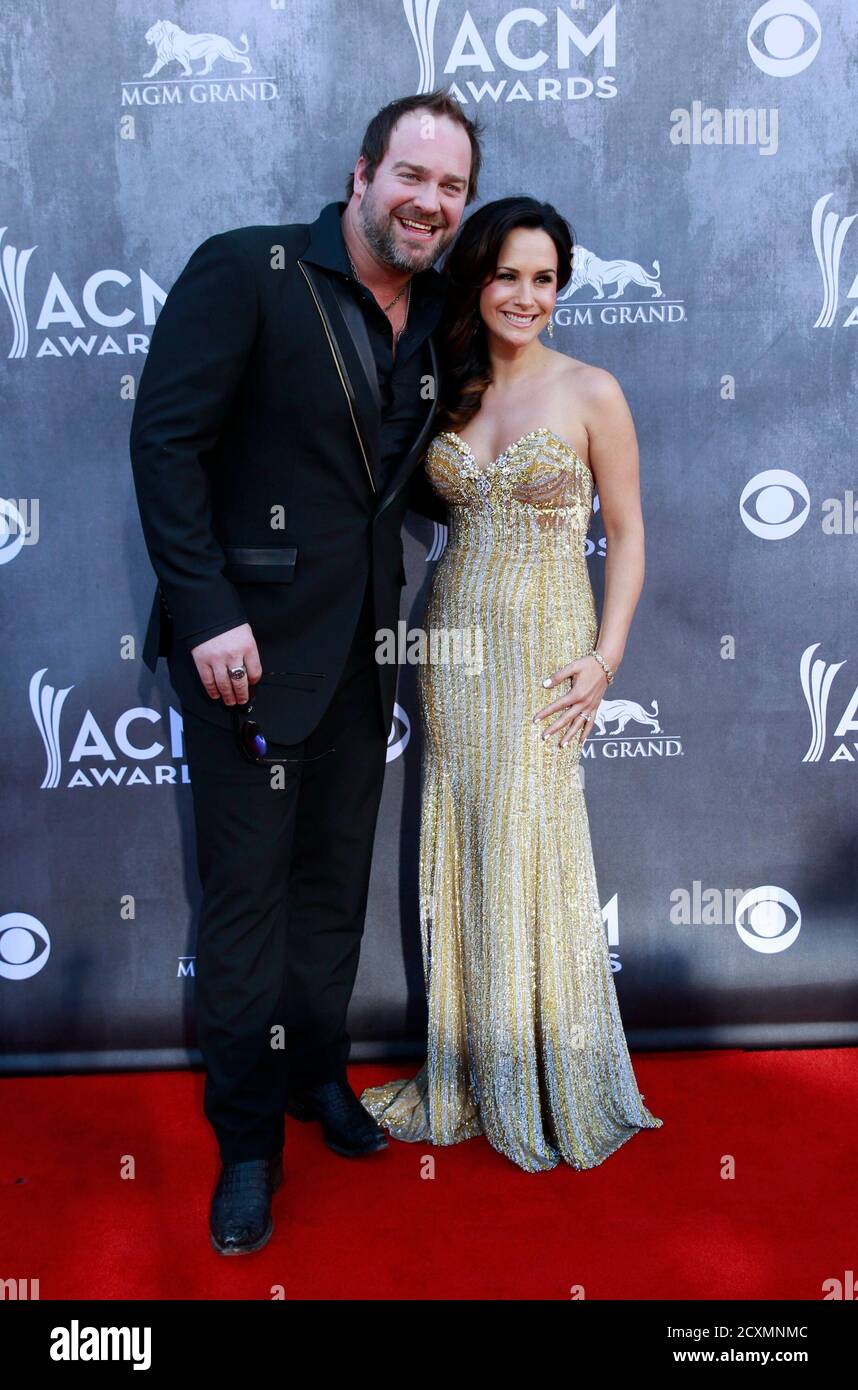 Country music artist Lee Brice and his wife Sara Reeveley arrive at the  49th Annual Academy of Country Music Awards in Las Vegas, Nevada April 6,  2014. REUTERS/Steve Marcus (UNITED STATES -