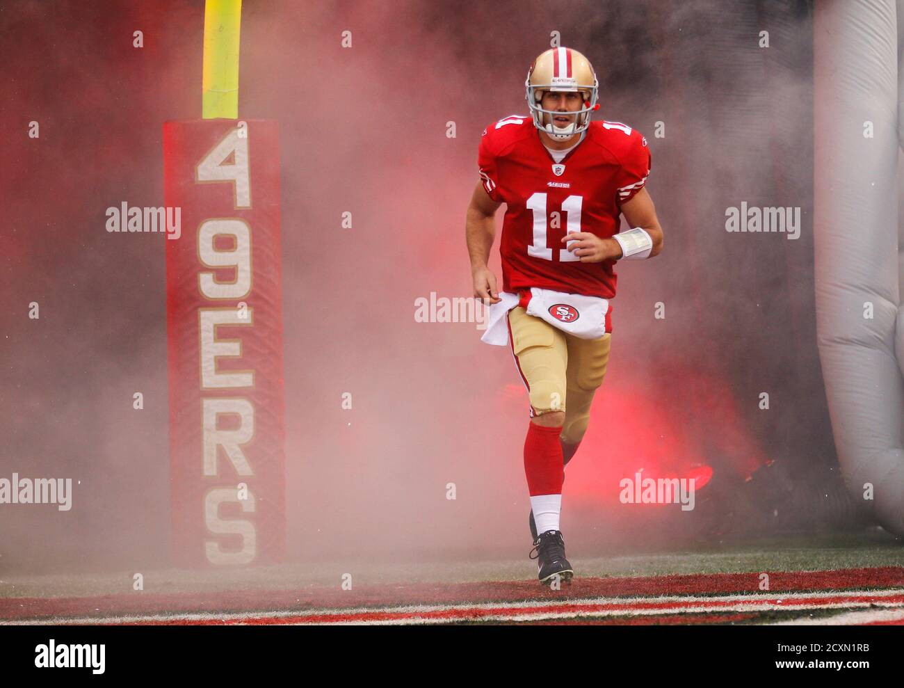 San Francisco 49ers quarterback Alex Smith runs onto the field before the NFL NFC Championship game against the New York Giants in San Francisco, California, January 22, 2012. REUTERS/Mike Blake (UNITED STATES  - Tags: SPORT FOOTBALL) Stock Photo