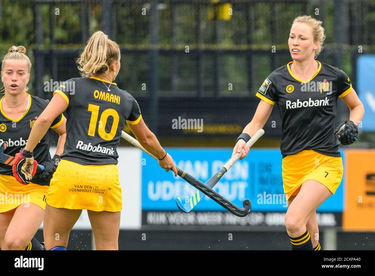 opvolger Een deel druk Den Bosch, Nederland. 25th Aug, 2020. Den Bosch, 27-09-2020, Hoofdklasse Hockey  Dames, Seizoen 2020-201. Venue: HC Den Bosch. Liselot van Bergen  congratulates Ireen van den Assem with the goal scored during the