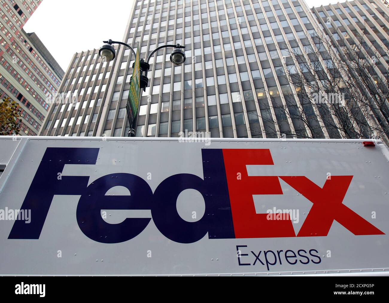 Fedex truck new york city hires stock photography and images Alamy