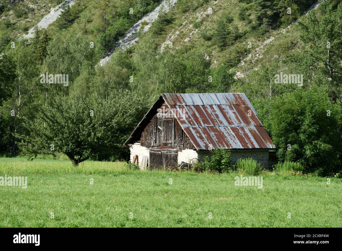 Small Alpine Hut, Agricultural Building or Rustic Chalet with Corrugated Iron Roof Allos Alpes-de-Haute-Provence Provence France Stock Photo
