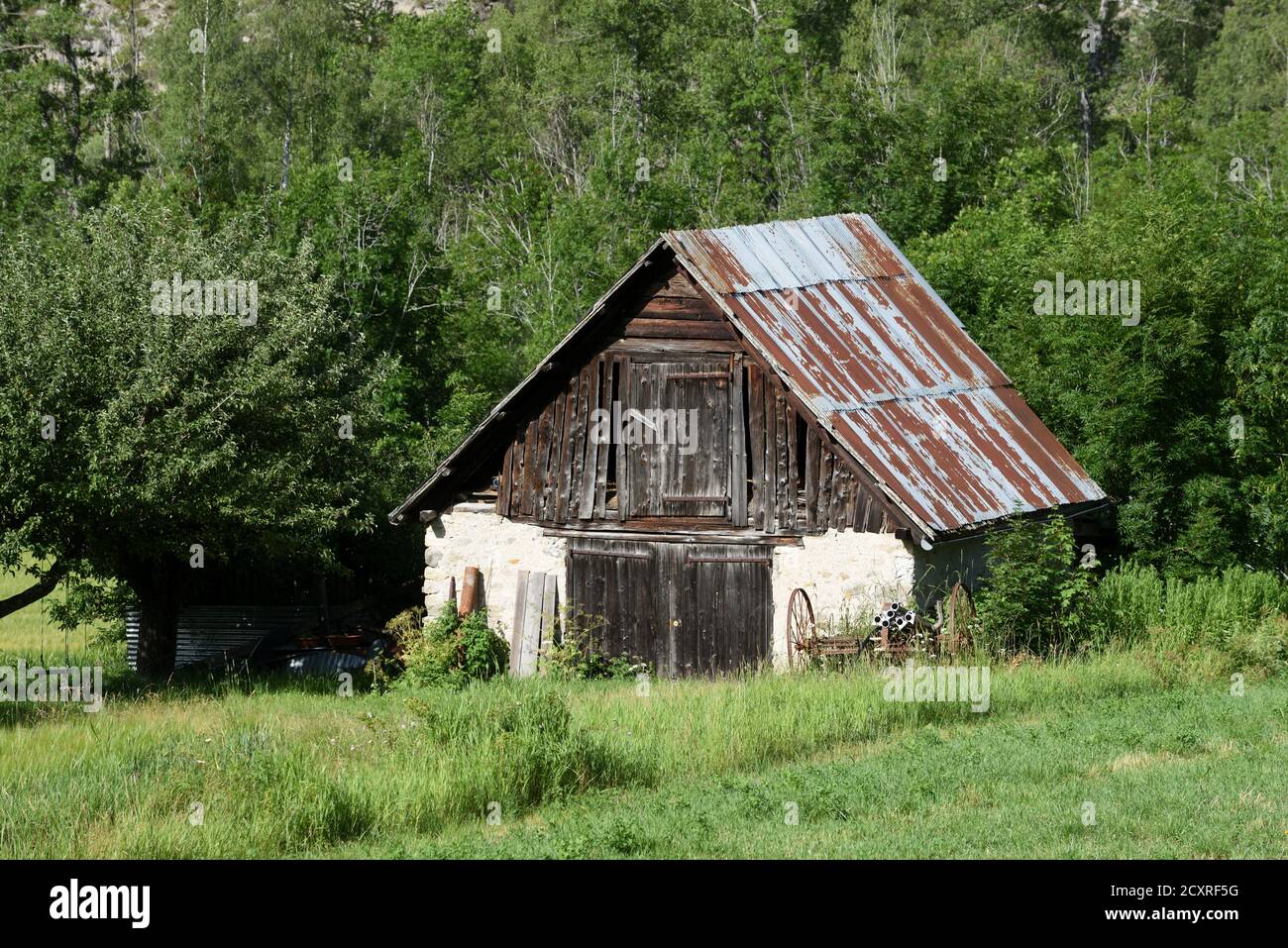 Small Alpine Hut, Agricultural Building or Rustic Chalet with Corrugated Iron Roof Allos Alpes-de-Haute-Provence Provence France Stock Photo